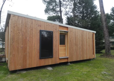 Photo montrant une maison autonome sur laquelle est installé un collecteur solaire aérothermique Sun'collect construit en France par Neo Sol'air by Boisurel.