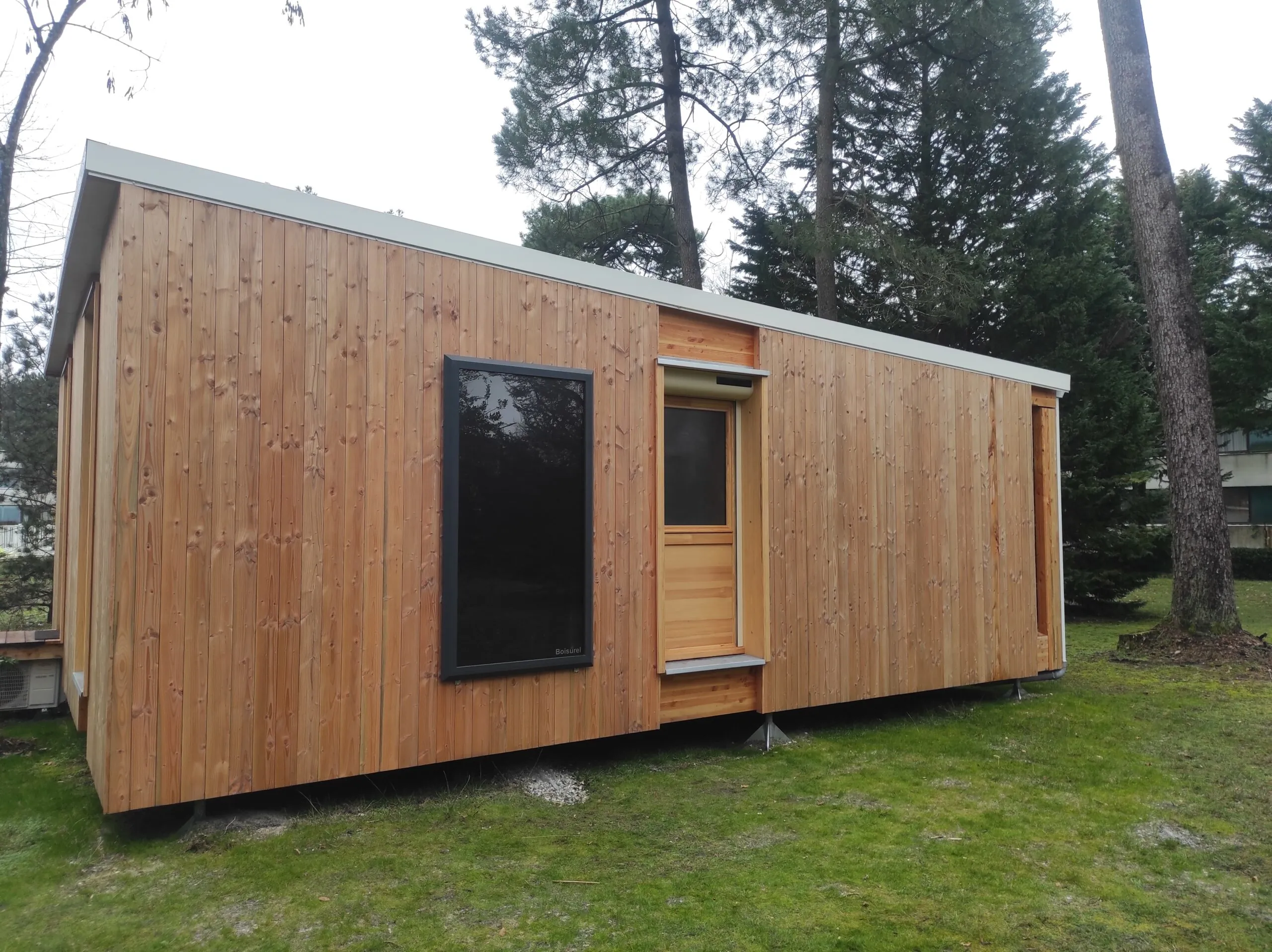 Photo montrant une maison autonome sur laquelle est installé un collecteur solaire aérothermique Sun'collect construit en France par Neo Sol'air by Boisurel.