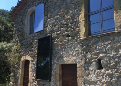 Installation générateur d'air chaud solaire sur maison secondaire en pierre