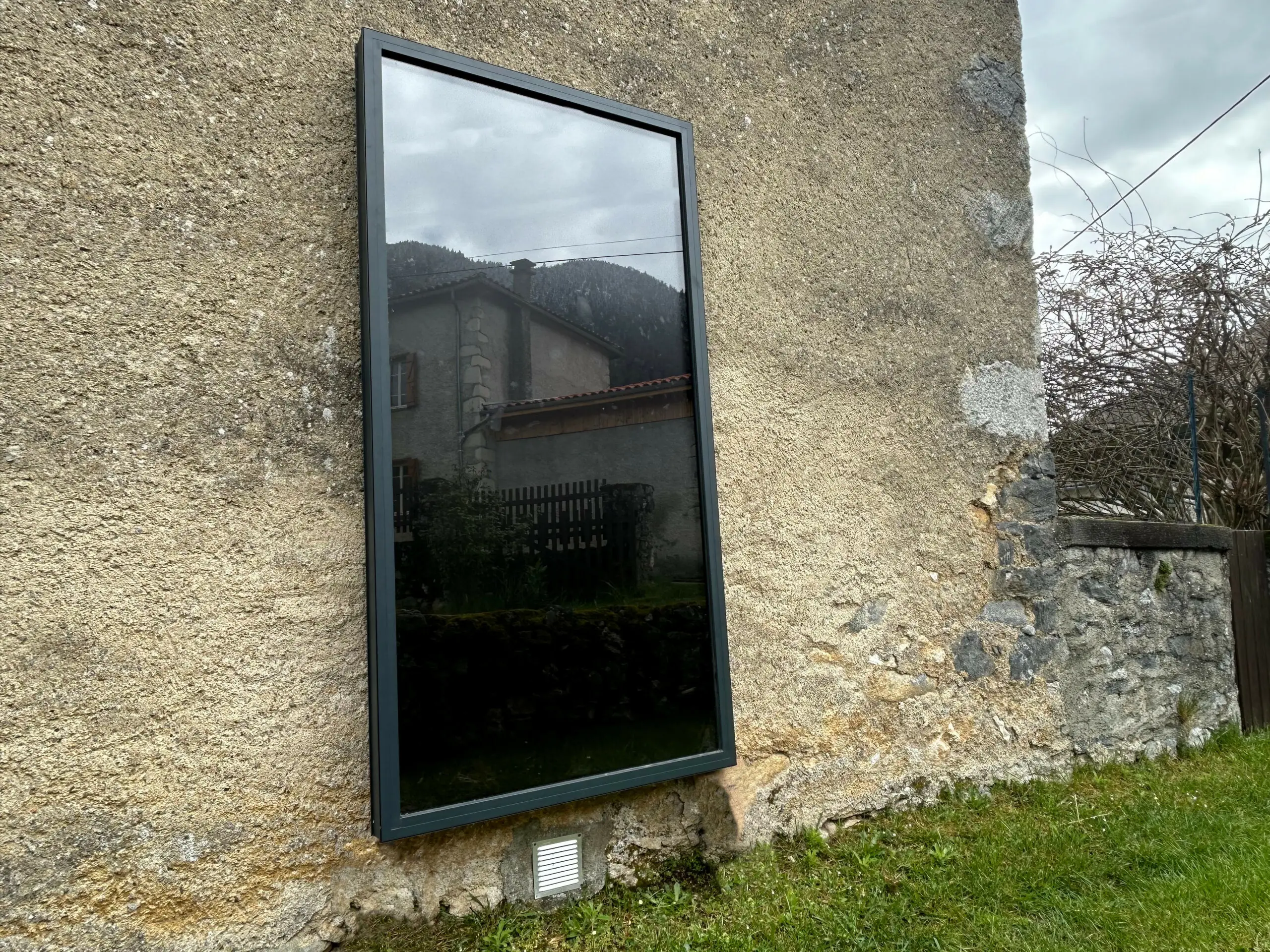 Installation de chauffage solaire aérothermique dans une résidence secondaire en montagne