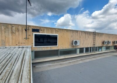 Générateur d'air chaud solaire installé en mode paysage sur un batiment industriel