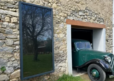 Collecteur solaire aero thermique installé sur façade pierre proche d'Annecy