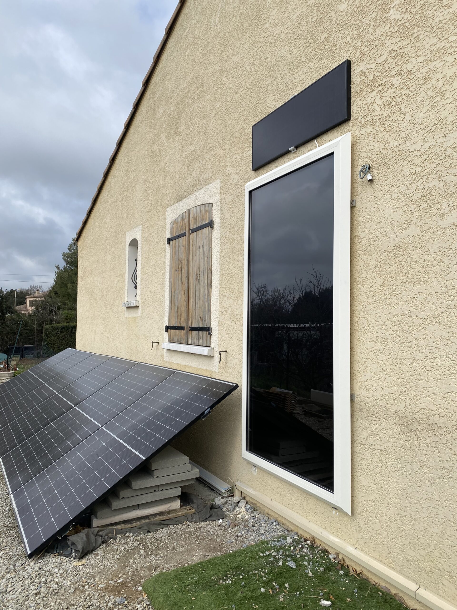 Un collecteur solaire aérothermique installé en façade