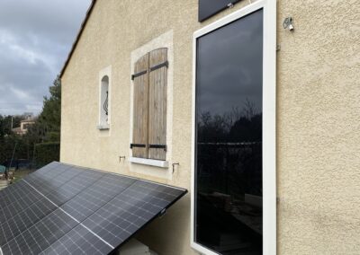 Collecteur solaire aérothermique installé en façade avec panneau photovoltaique